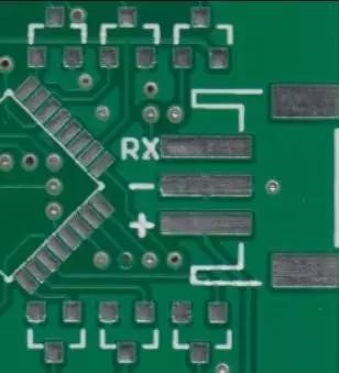 图示PCB上大多地方没有走线，不过有地的覆铜